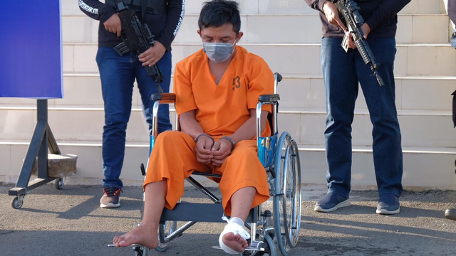 ALEX Iskandar Putra, pelaku pembunuhan istri sendiri, Siti Hamidah, yang sedang hamil 6 bulan saat dihadirkan di Mapolda Riau, Rabu (23/6/2021). 