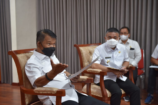 Wali Kota Palu Hadianto Rasyid saat bertemu Gubernur Sulteng Rusdy Mastura, Rabu (23/6). [Foto: Istimewa]