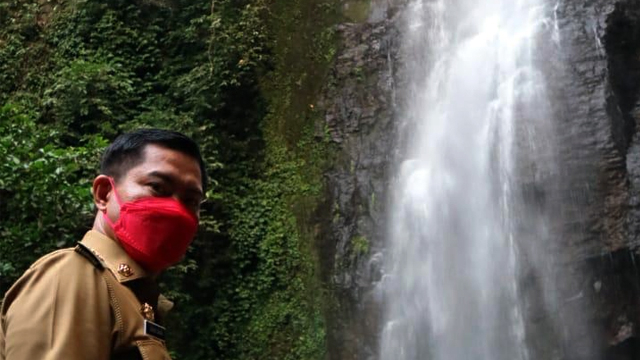 Bupati Minahasa Utara (Minut), Joune Ganda, saat melakukan kunjungan lapangan ke air terjun tunan, objek wisata potensial yang akan dikembangkan Pemerintah Kabupaten