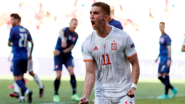 Pemain Spanyol Ferran Torres berselebrasi usai mencetak gol keempat mereka saat menghadapi Slovakia di Stadion La Cartuja, Seville, Spanyol, Rabu (23/6). Foto: Pool via REUTERS/Jose Manuel Vidal