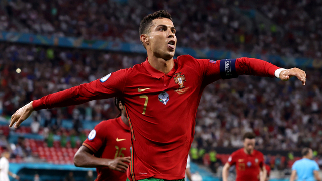 Pemain Portugal Cristiano Ronaldo berselebrasi usai mencetak gol kedua mereka dari titik penalti di Puskas Arena, Budapest, Hongaria, Rabu (23/6). Foto: Bernadett Szabo/REUTERS