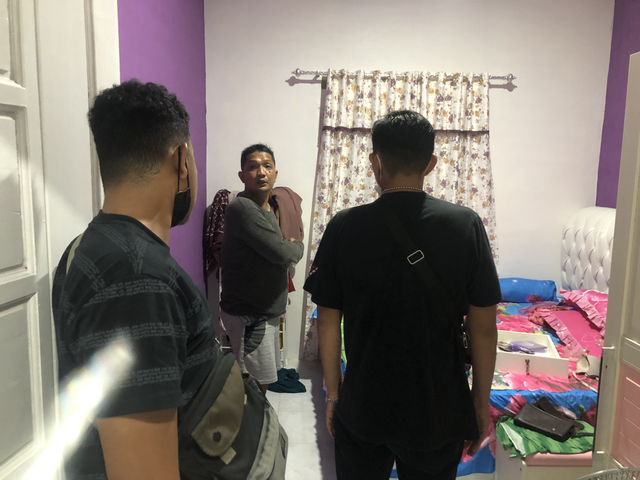 Jurnalis TVRI, Ari Satriansyah, saat memberikan keterangan kepada polisi di lokasi kejadian. Foto: istimewa