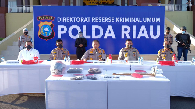 KAPOLDA Riau, Irjen Pol Agung Setya Imam Effendi, saat memimpin ekspose pembunuhan suami terhadap istrinya yang hamil 6 bulan, Rabu (23/6/2021), di halaman Mapolda Riau. 