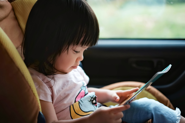 Ilustrasi anak membaca buku di mobil. Foto: Shutter Stock