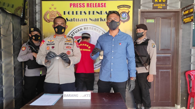 Satres Narkoba Polres Kendari, saat merilis penangkapan pemuda yang kedapatan warga sedang mengambil sabu di parit. Foto: Andimay/kendarinesia.