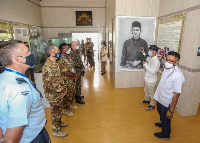 Atase 21 negara sahabat saat melihat koleksi Museum Batam Raja Ali Haji (Foto:ist)