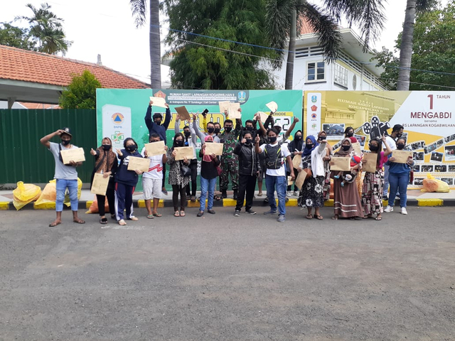 Pasien COVID-19 di RSLI yang telah dinyatakan sembuh dan diperbolehkan pulang.