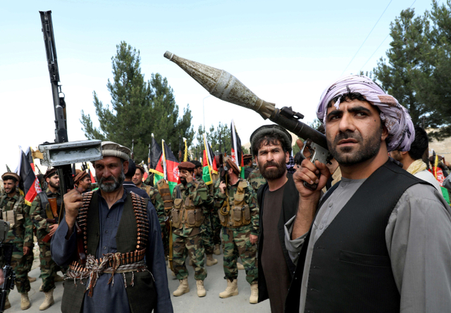 Pria bersenjata mengangkat senjata saat mendukung pasukan keamanan Afghanistan dan bahwa mereka siap untuk berperang melawan Taliban. Foto: Stringer/Reuters 