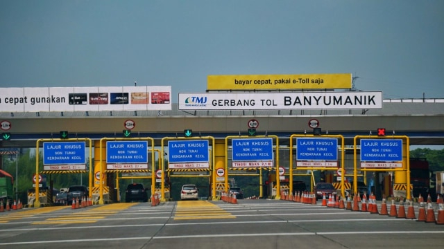 Gerbang Tol Banyumanik, Semarang. (Foto: Aditia Noviansyah/kumparan)