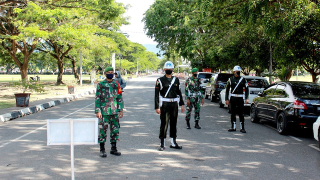 Lapangan Blang Padang ditutup sementara saat Kota Banda Aceh berstatus zona merah COVID-19 pekan lalu, 16 Juni 2021. Foto: Dok. Kodim 0101/BS