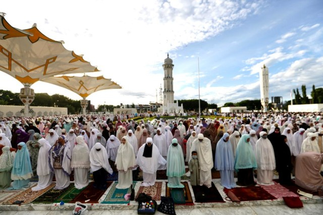 Jemaah perempuan melaksanakan Salat Idul Adha 1441 Hijiriah di halaman Masjid Raya Baiturrahman, Banda Aceh, 31 Juli 2020. Foto: Suparta/acehkini