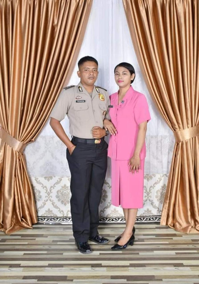 Bripka I Putu Susitana bersama istri almarhumah Bidasari, foto: Istimewa