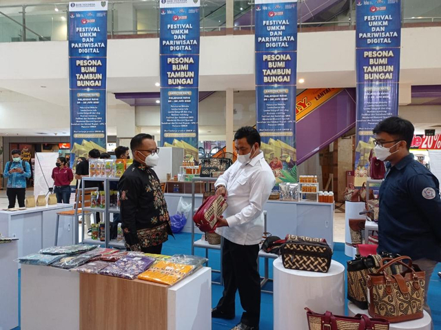 Ketua Kadin Kalteng saat mengunjungi kegiatan Festival UMKM dan Pariwisata Digital yang diselenggaran oleh Bank Indonesia (BI) Kalimantan Tengah. Foto: IST
