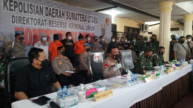 Kapolda Sumut, Irjen Pol RZ Panca Putra Simanjuntak memaparkan kasus pembunuhan terhadap wartawan lassernewstoday.com, Marsal. Pembunuhan itu dilatarbelakangi oleh sakit hati pemilik tempat hiburan malam di Pematang Siantar. (Istimewa)