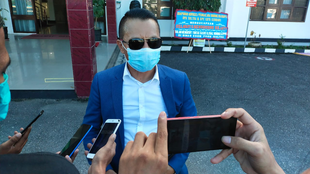 Dr Abdul Rahman, pengacara YSM saat menemui pihak Kejati Sultra. Foto: Deden Saputra/kendarinesia.