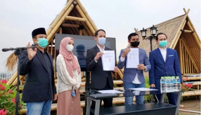 Yusuf Mansur meneken kerja sama pengembangan bisnis air mineral PT Apel Mas Indonesia, dengan sejumlah calon investor. Foto: Dok. Yusuf Mansur