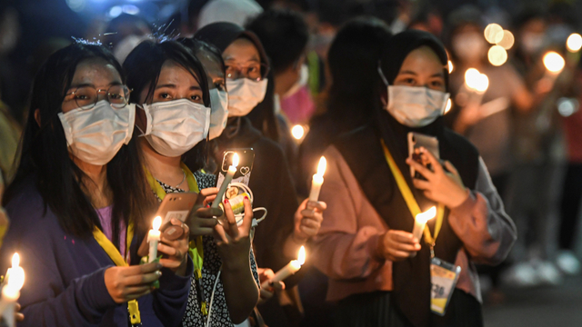 Nyala lilin mengiringi kepulangan nakes wisma atlet pertama yang meninggal akibat COVID-19. Foto: ANTARA FOTO/M Risyal Hidayat