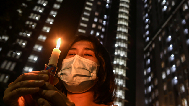 Nyala lilin mengiringi kepulangan nakes wisma atlet pertama yang tewas akibat COVID-19. Foto: ANTARA FOTO/M Risyal Hidayat