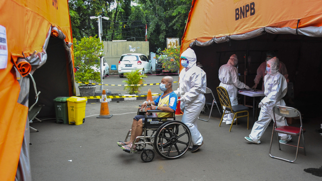 Petugas mengantar pasien ke ruang IGD (Instalasi Gawat Darurat) tambahan di RSUD Bekasi, Jawa Barat. Foto: ANTARA FOTO/ Fakhri Hermansyah