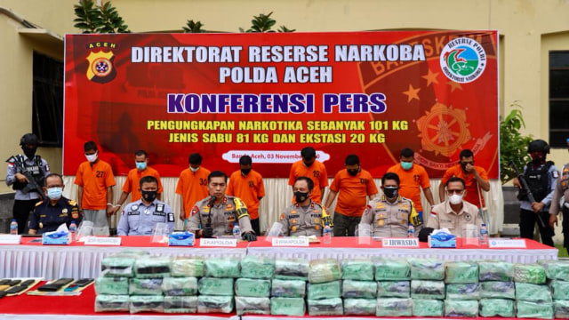 Konferensi pers pengungkapan kasus penyelundupan 101 kilogram narkoba jaringan Malaysia-Aceh di Mapolda Aceh, Selasa (3/11)/2020). Foto: Suparta/acehkini