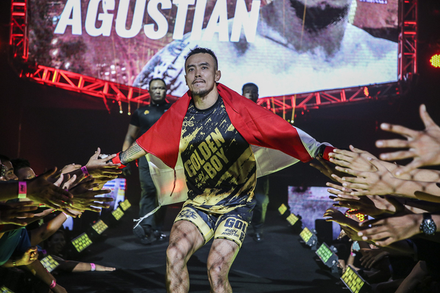 Rudy "The Golden Boy" Agustian membawa bendera Indonesia saat tampil di pentas global ONE Championship. Foto: ONE Championship