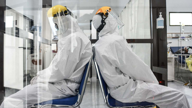 Dua orang tenaga kesehatan beristirahat sejenak saat menunggu pasien di ruang isolasi COVID-19 Rumah Sakit Umum (RSU) Dadi Keluarga, Kabupetan Ciamis, Jawa Barat, Senin (14/6/2021).  Foto: Adeng Bustomi/ANTARA FOTO