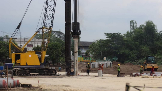 Para pekerja saat mengerjakan pemancangan Jembatan Kanor-Rengel (foto: istimewa)