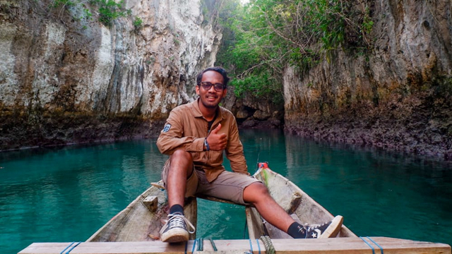 Salah seorang pengunjung berfoto di tengah antara tebing tinggi yang mengapit. Foto: Deden Saputra/kendarinesia.