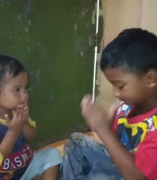 Momen haru kakak-adik saling suap makanan nasi kecap dan berdoa bersama. (Foto: Instagram/@yusufmansurnew)