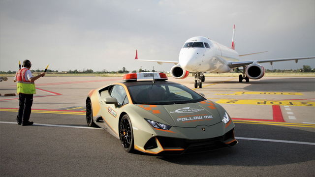 Lamborghini Huracan EVO sebagai pemandu pesawat. Foto: dok. Lamborghini