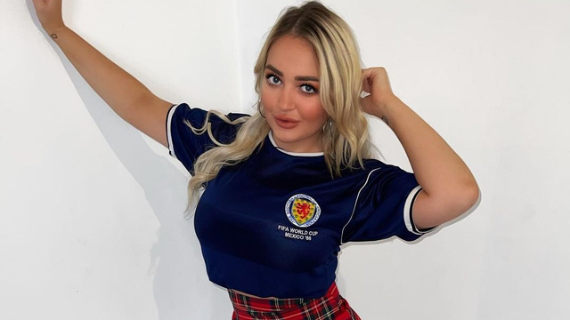 Potret Lana Wolf dengan jersey Skotlandia. (Foto: Instagram @misslanawolf)