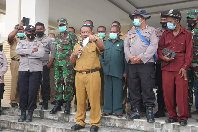 Bupati Tambrauw memberikan penjelasan di hadapan massa aksi, Senin (25/6)
