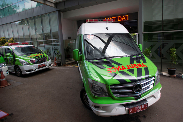 Petugas mengendarai mobil Ambulans Gawat Darurat Dinas Kesehatan DKI Jakarta untuk menjemput bayi terkonfirmasi negatif yang ibunya terpapar COVID-19 di Jakarta. Foto: Aditya Pradana Putra/Antara Foto