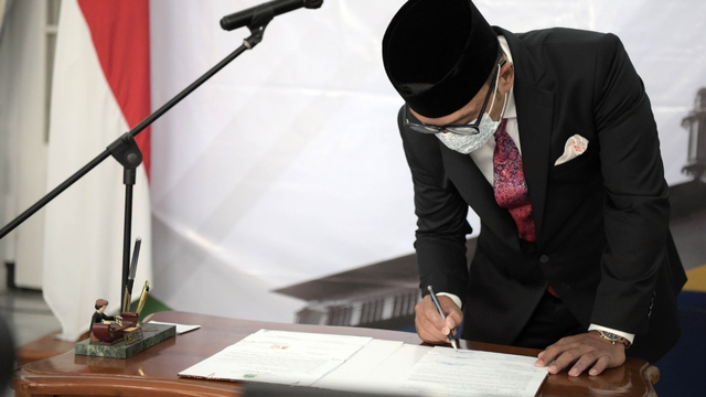 Gubernur Jawa Barat Ridwan Kamil saat melantik Dirut RS Hasan Sadikin, Nina Susana Dewi, sebagai Kepala Dinas Kesehatan Jawa Barat. Foto: Dok. Istimewa