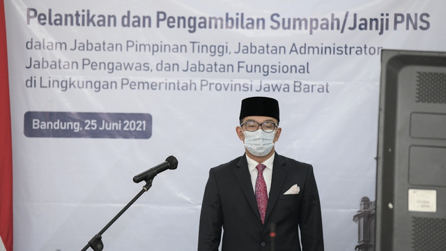 Gubernur Jawa Barat Ridwan Kamil saat melantik Dirut RS Hasan Sadikin, Nina Susana Dewi, sebagai Kepala Dinas Kesehatan Jawa Barat. Foto: Dok. Istimewa