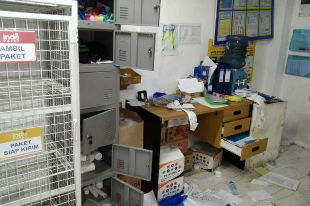 Gudang Indomaret di Kelurahan Lapai, Kolaka Utara berantakan usai dibobol maling. Foto: Dok Polisi.