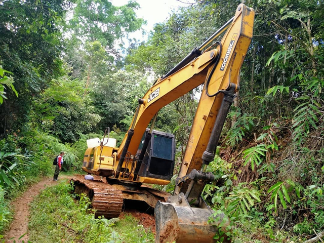 Excavator yang diamankan BKSDA bersama Kepolisian Resor Bukittinggi karena diduga melakukan perusakan kawasan hutan Suaka Magasatwa Malampah Alahan Panjang. Foto: Instagram/BKSDA Sumbar