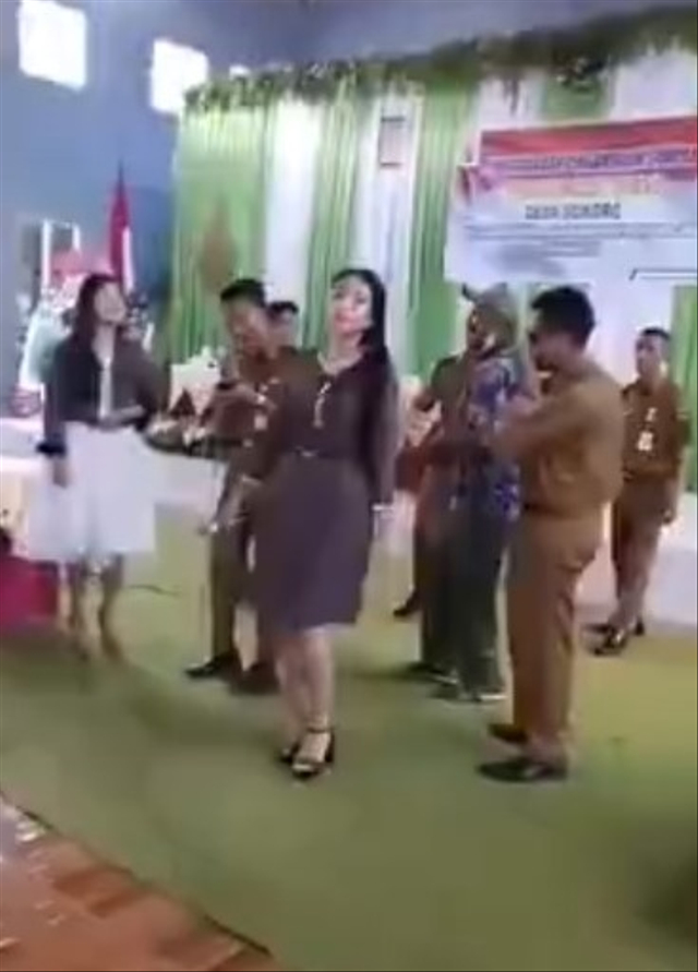 Viral perangkat Desa Desa Dokoro, Kecamatan Wirosari, Kabupaten Grobogan, Jawa Tengah, joget dan karaoker bersama tanpa menerapkan protokol kesehatan. (Foto: Instagram/@ndorobeii)