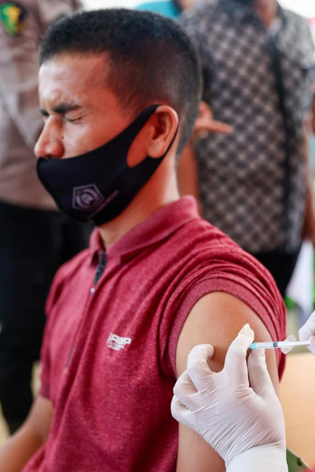 Vaksinasi COVID-19 tahap pertama untuk 930 guru dan tenaga pendidik SMA/SMK/SLB di Banda Aceh, Sabtu (26/6). Foto: Suparta/acehkini