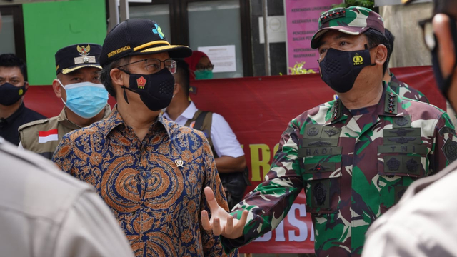 Panglima TNI Marsekal TNI Hadi Tjahjanto, didampingi Menteri Kesehatan Budi Gunadi Sadikin, melaksanakan sidak ke Puskesmas Pejuang Bekasi. Foto: Dok. Istimewa