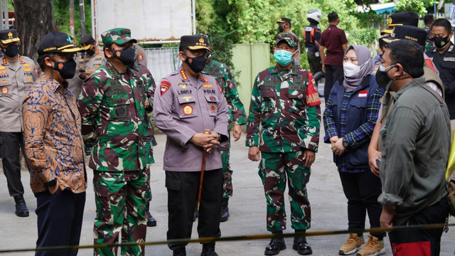 Panglima TNI Marsekal TNI Hadi Tjahjanto, didampingi Menteri Kesehatan Budi Gunadi Sadikin, Kapolri Jenderal Pol Listyo Sigit Prabowo, dan Ka BNPB Letjen TNI Ganip Warsito, melaksanakan sidak ke Puskesmas Pejuang Bekasi. Foto: Dok. Istimewa