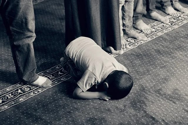 https://pixabay.com/id/photos/anak-berdoa-muslim-islam-iman-1077793/