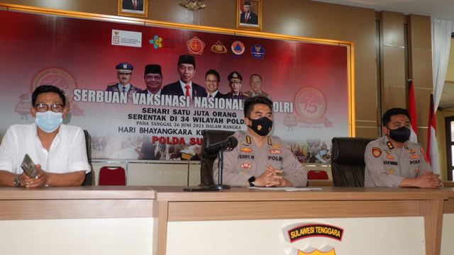 Kabid Humas Polda Sultra, Kombes Pol Fery Walintukan, saat memberikan keterangan pers usai pelaksanaan vaksin corona. Foto: Deden Saputra/kendarinesia.