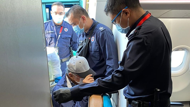 Buronan Hendra Subrata diterbangkan dari Singapura menuju Jakarta. Foto: Dok. Istimewa