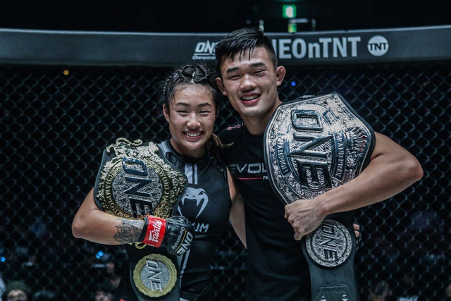 Angela Lee (kiri) dan Christian Lee menyandang sabuk Juara Dunia ONE Championship mereka. Foto: ONE Championship