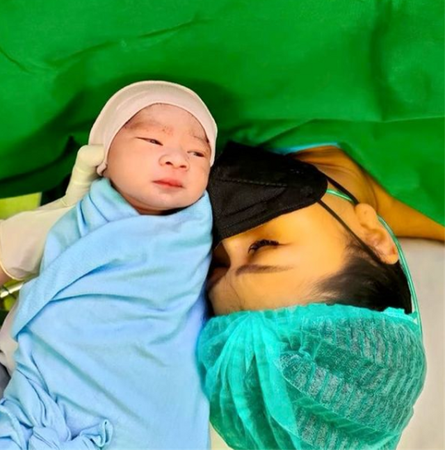 Tata Janeeta melahirkan. Foto: Instagram/tatajaneetaofficial