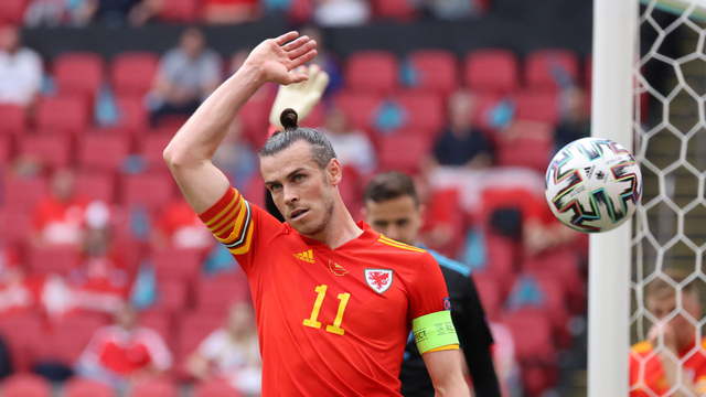 Gareth Bale pada laga Wales vs Denmark di Euro 2020. Foto: AFP/Kenzo Tribouillard