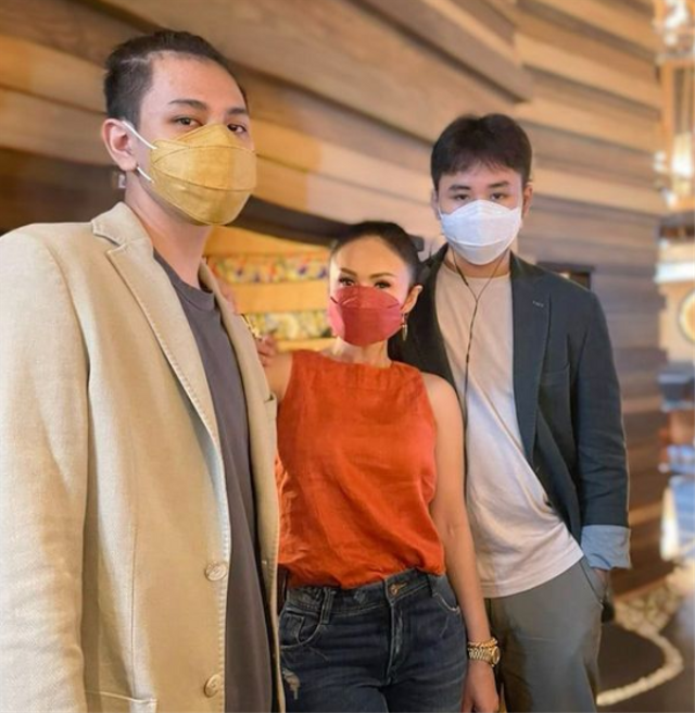 Yuni Shara dan kedua anaknya. Foto: Instagram/yunishara36