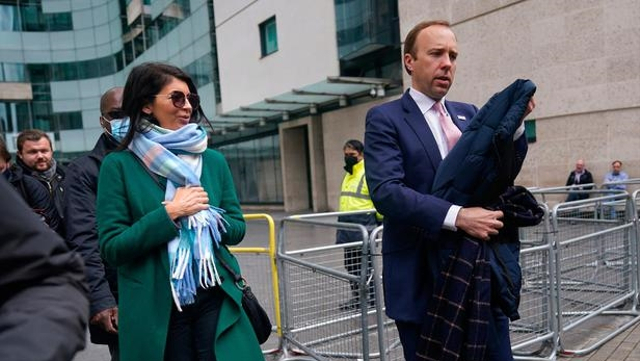 Menkes Inggris Matt Hancock dan koleganya. Foto: Getty Images