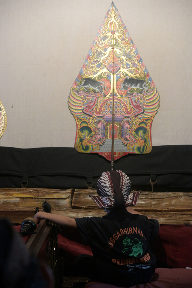 Seorang orang anak belajar suluk (tembang pembuka) saat berlatih mendalang wayang kulit di Sanggar Nirmalasari. Foto: Paramayuda/ANTARA FOTO